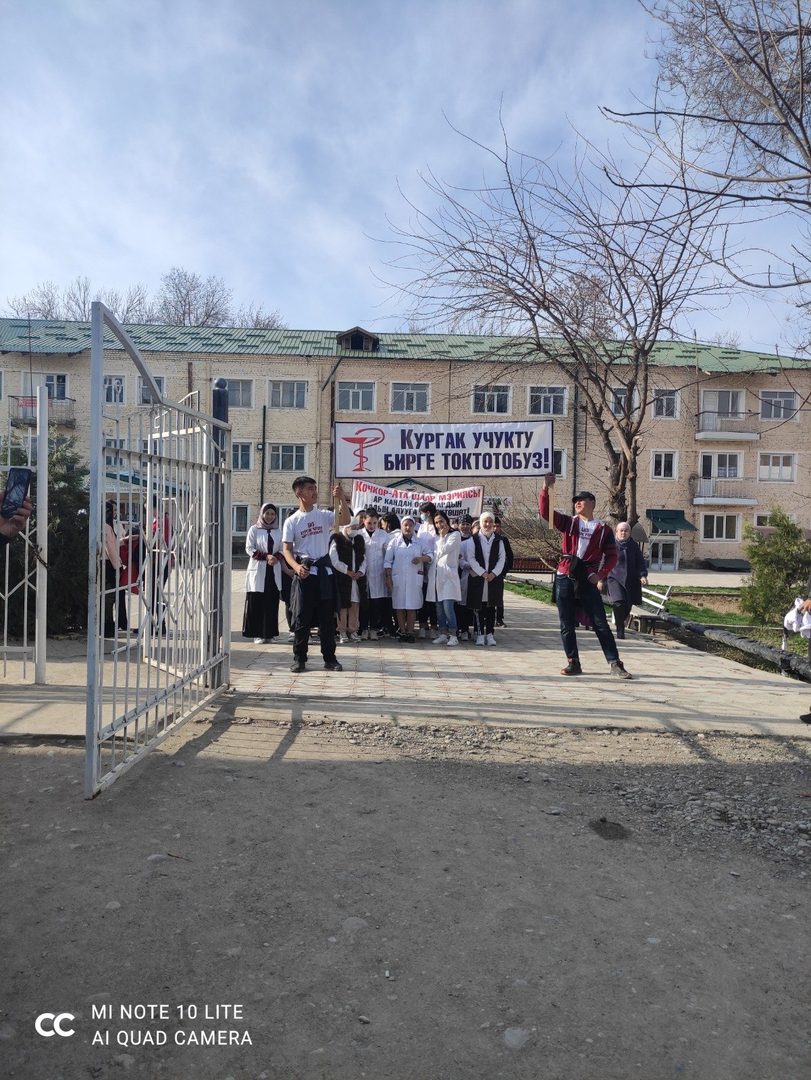Студенты во время учебного занятия в современной аудитории колледжа.